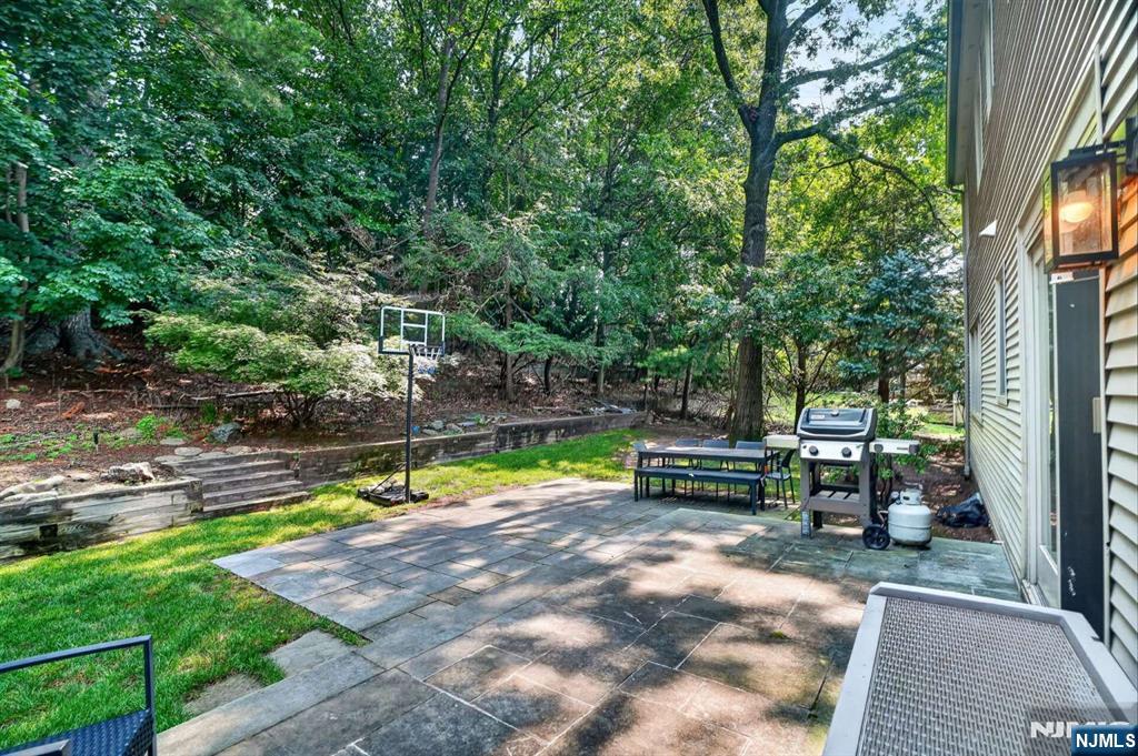 10 Lancaster Ct, Cresskill, NJ 07626
