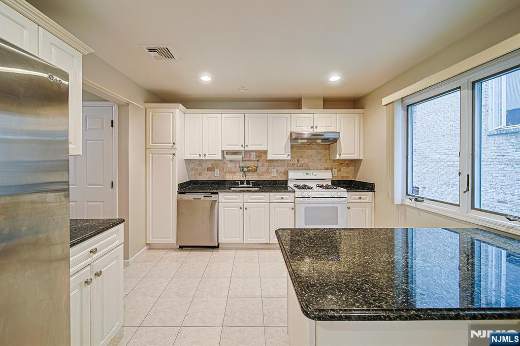 26 E Washington Place B - Photo 5
