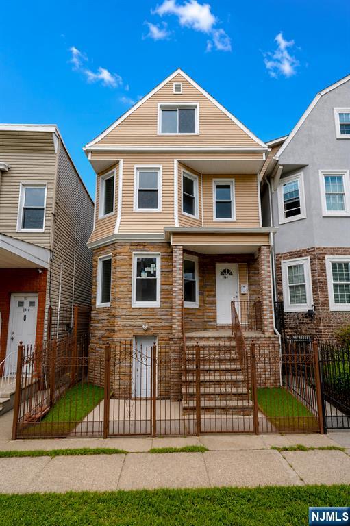 734 Summer Avenue 1 - Photo 1