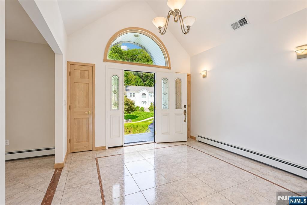 Photo 4 of House for sale at 19 Brook Holw Ct, Hawthorne, NJ 07506 | MLS# 26030808 | Listing updated on 2026-09-19
