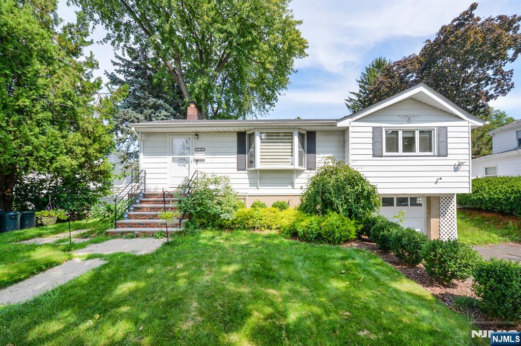 8-51 Henderson Boulevard - Photo 1
