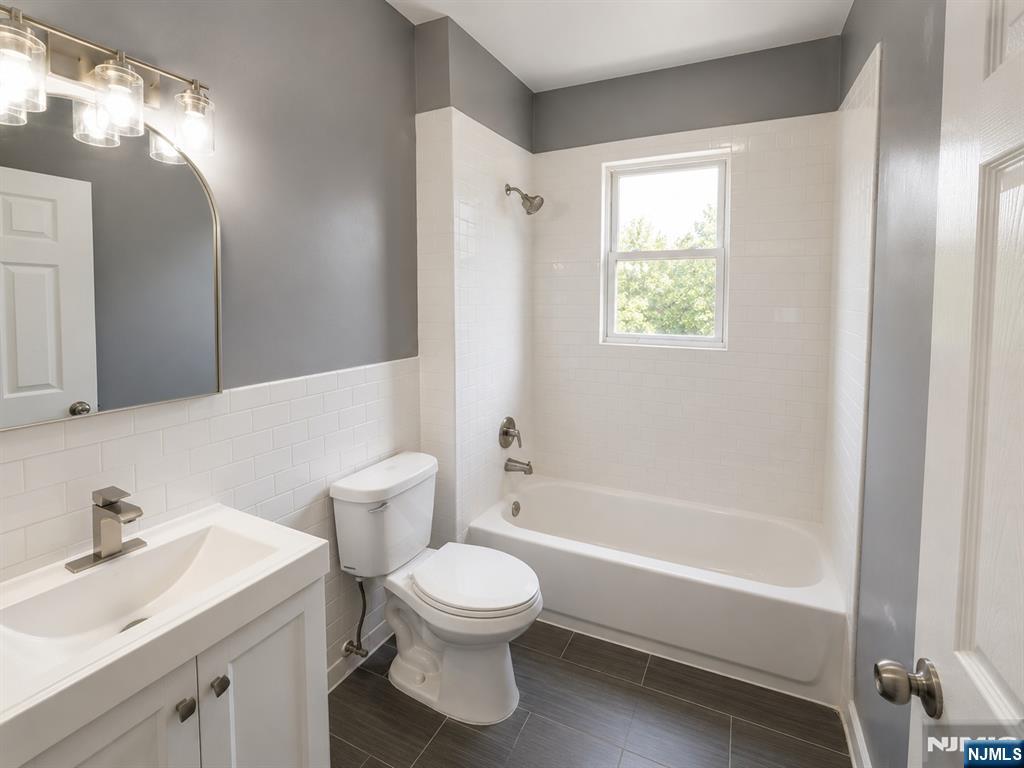 93 Hopkins Place - Photo 5