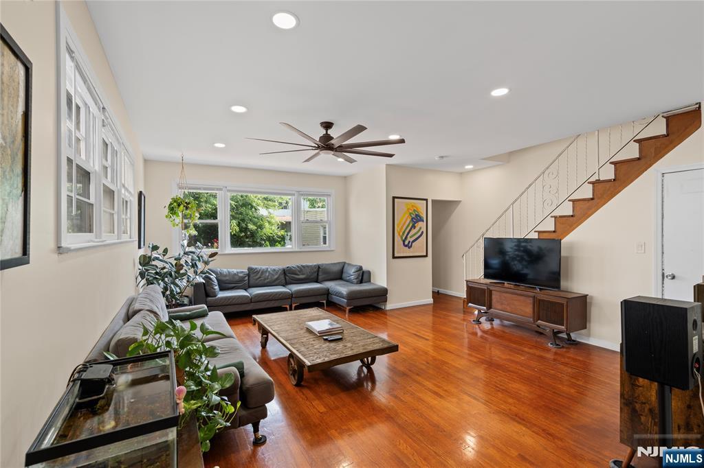 323 John Street - Photo 2
