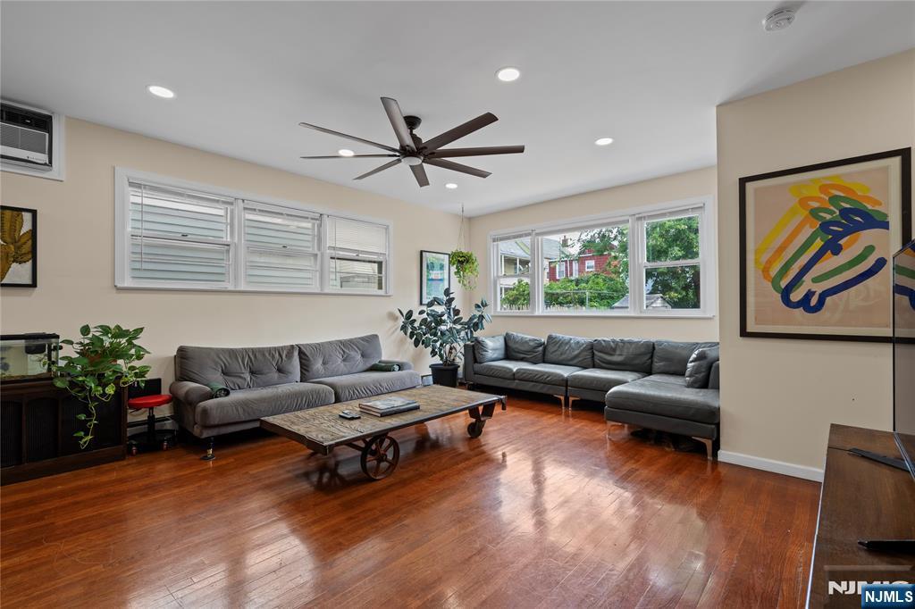 323 John Street - Photo 3