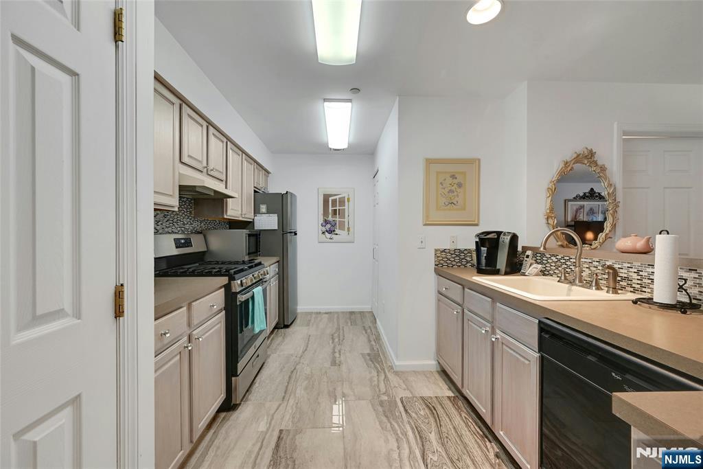 189 Forest Avenue 411 - Photo 3