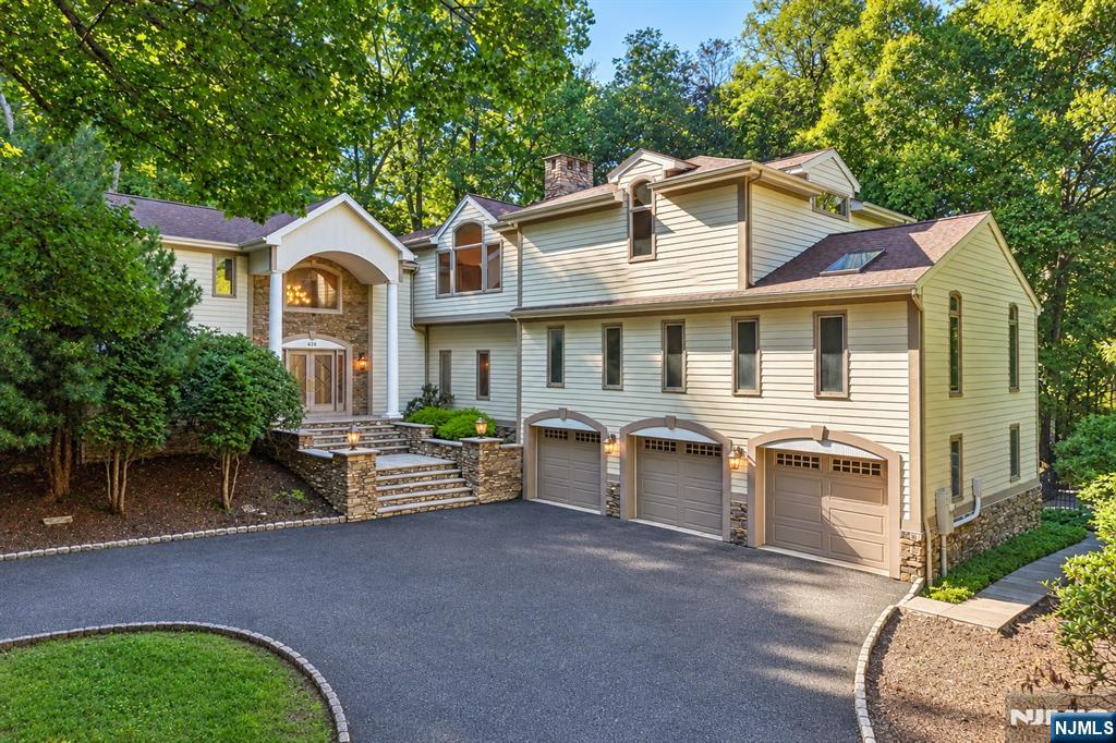 Photo 1 of Single family home for sale at 628 Omaha Way, Franklin Lakes, NJ 07417 | MLS# 26030961 | Listing updated on 2026-09-18