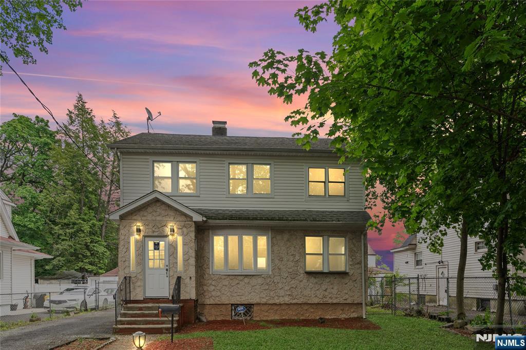 1153 Margaret Street - Photo 2