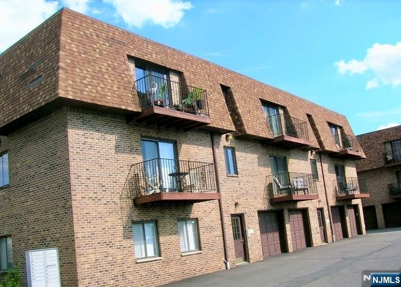 825 Riverside Ave #16, Lyndhurst, NJ 07071