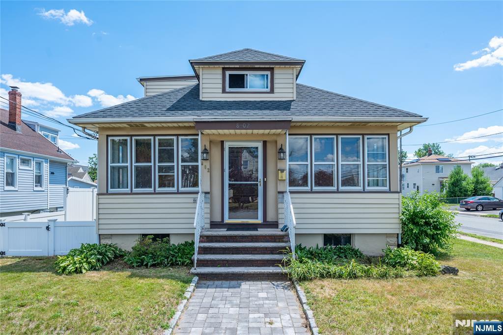 8-02 Henderson Boulevard - Photo 1