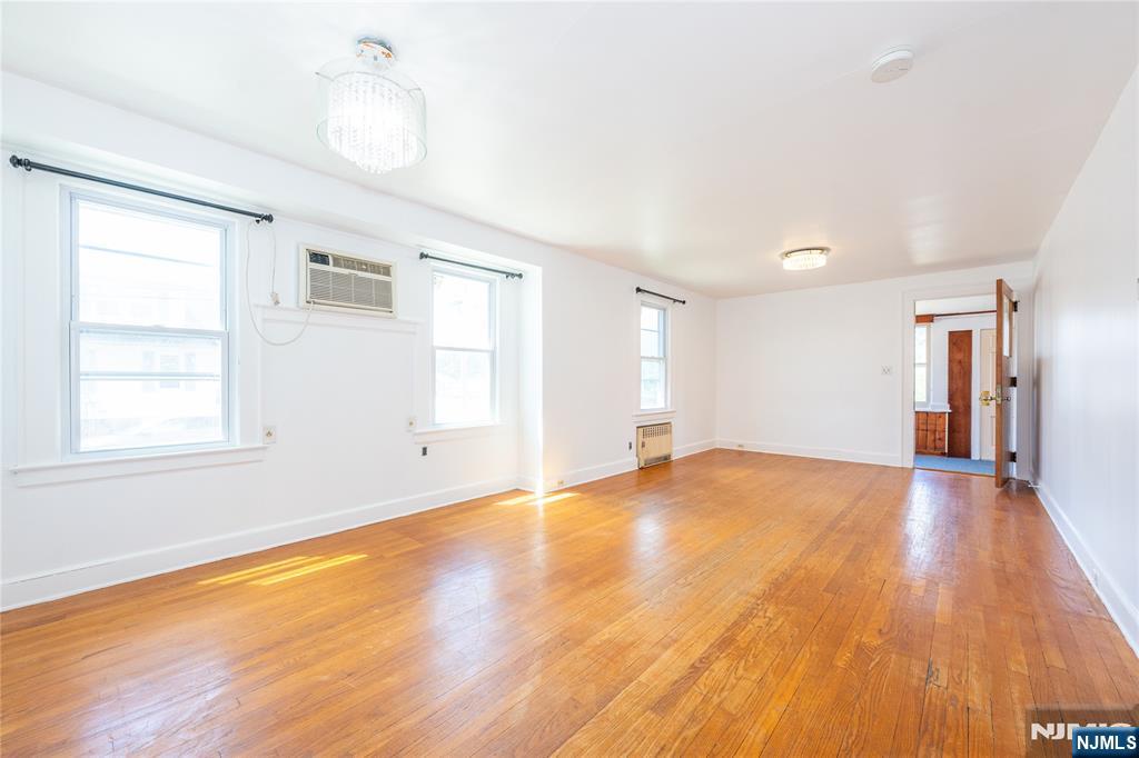 8-02 Henderson Boulevard - Photo 4