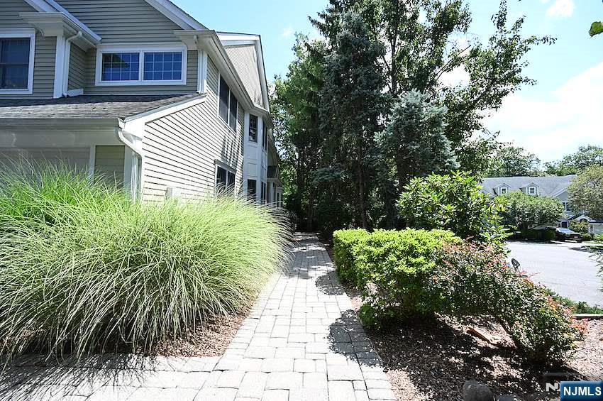 608 Stonewall Court - Photo 2