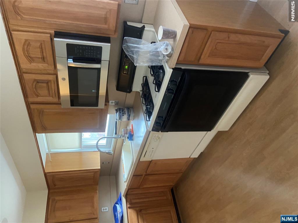 142 Manhattan Terrace - Photo 2