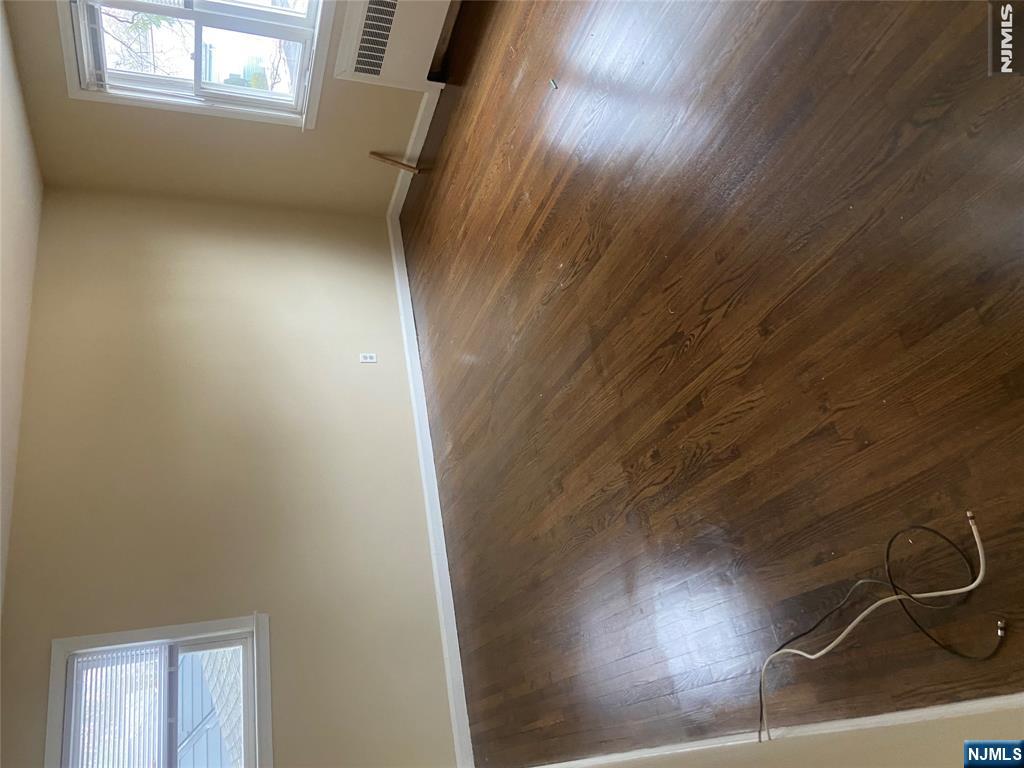 142 Manhattan Terrace - Photo 4