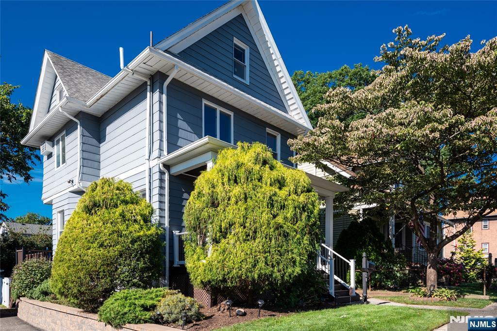 Photo 3 of Single family home for sale at 20 Twain Pl, Clifton, NJ 07013 | MLS# 26031303 | Listing updated on 2026-09-17
