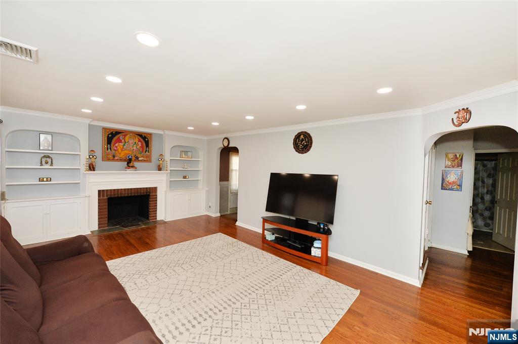 4-12 Kenneth Ave, Fair Lawn, NJ 07410
