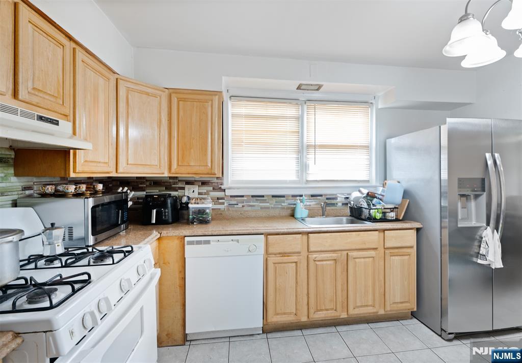 555 61st Street - Photo 2