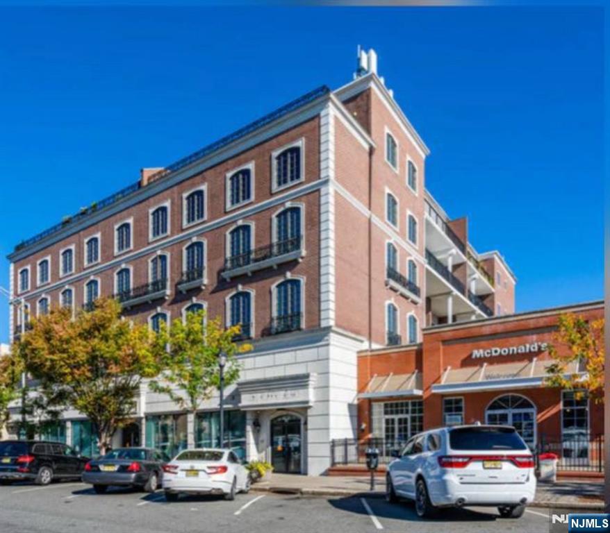53 W Palisade Avenue 410 - Photo 1