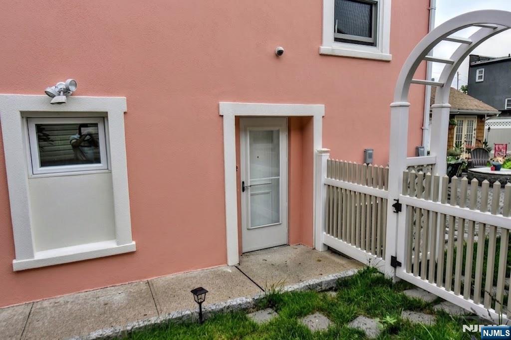 112 Pink Street - Photo 2