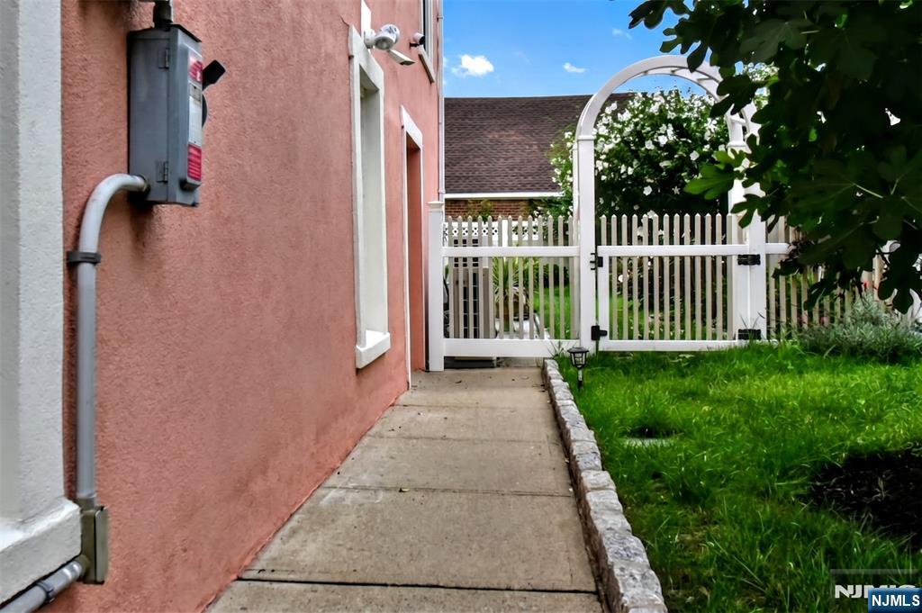 112 Pink Street - Photo 3