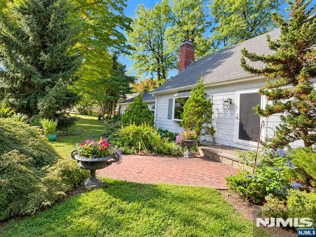 Photo 2 of Single family home for sale at 10 Locust Ln, Mahwah, NJ 07430 | MLS# 26031479 | Listing updated on 2026-10-08