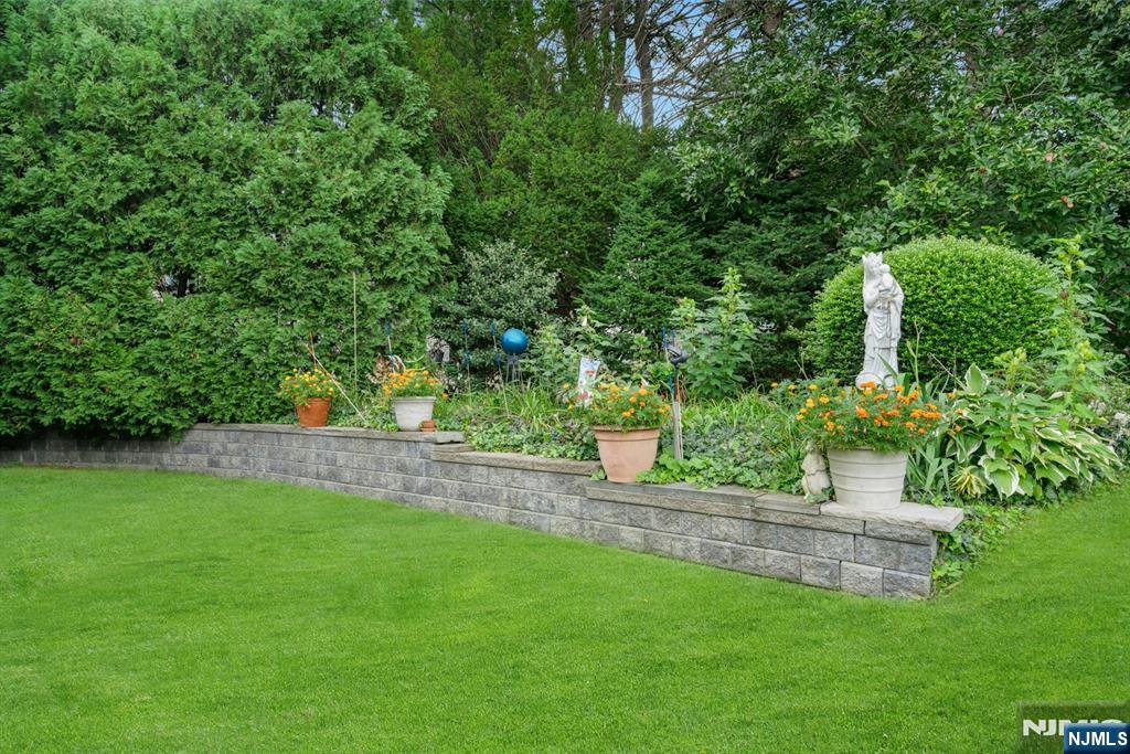 87 Linden Ave, Emerson, NJ 07630