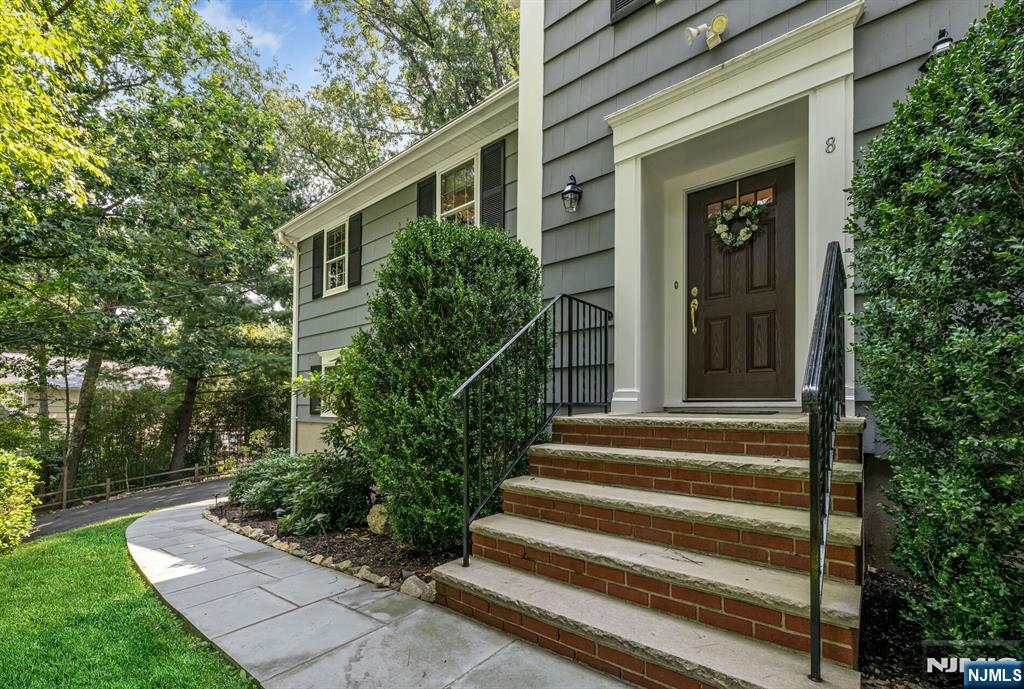 8 Knollwood Drive - Photo 2
