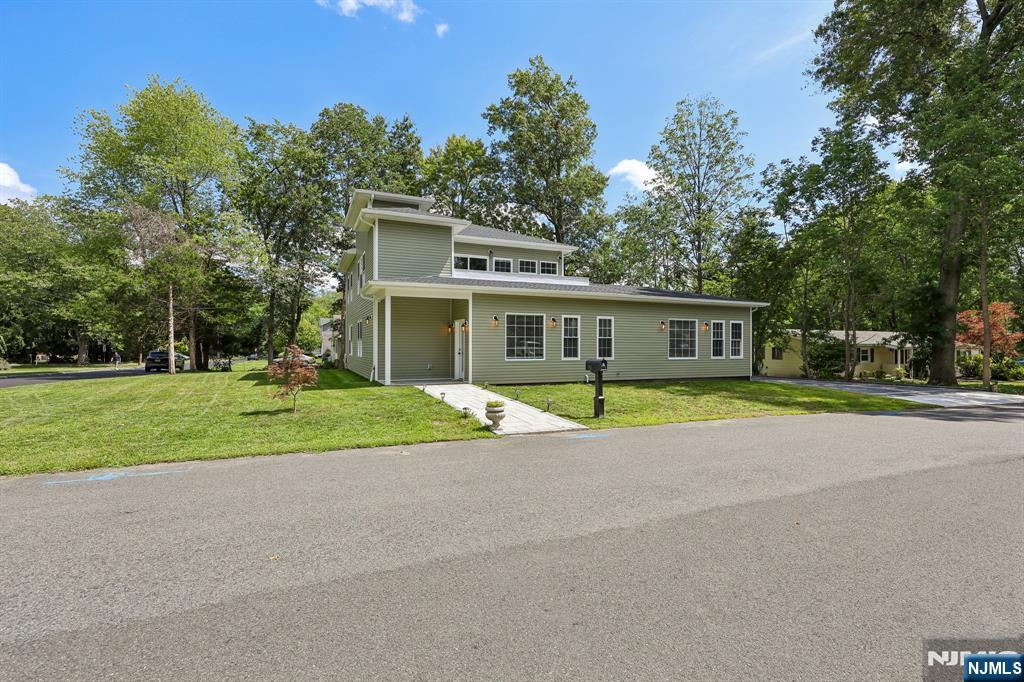 34 Gates Avenue - Photo 1