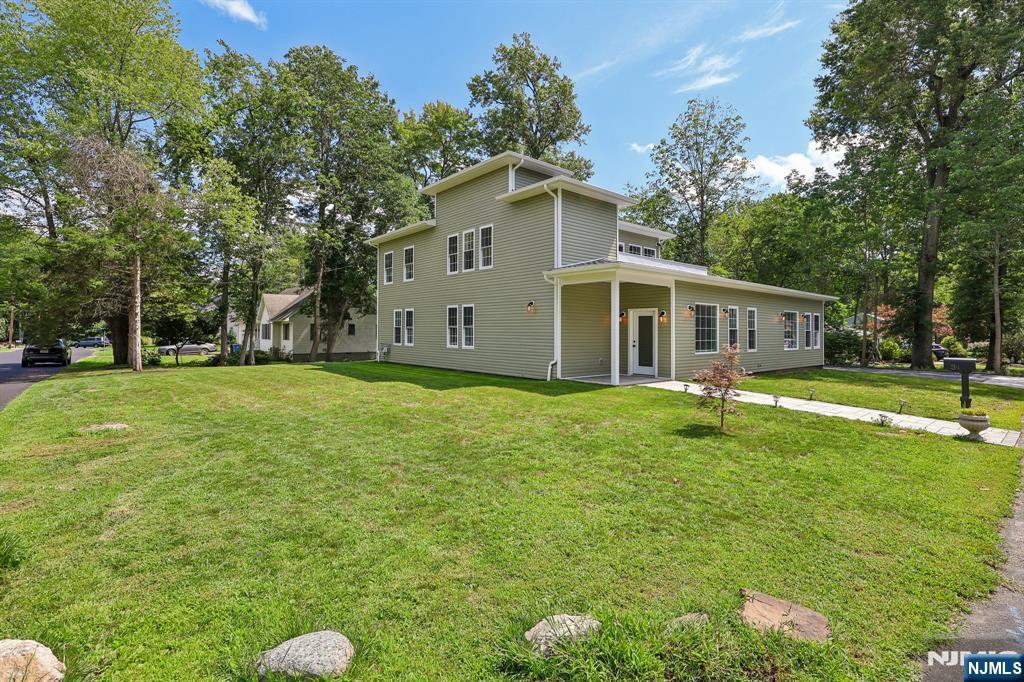 34 Gates Avenue - Photo 3