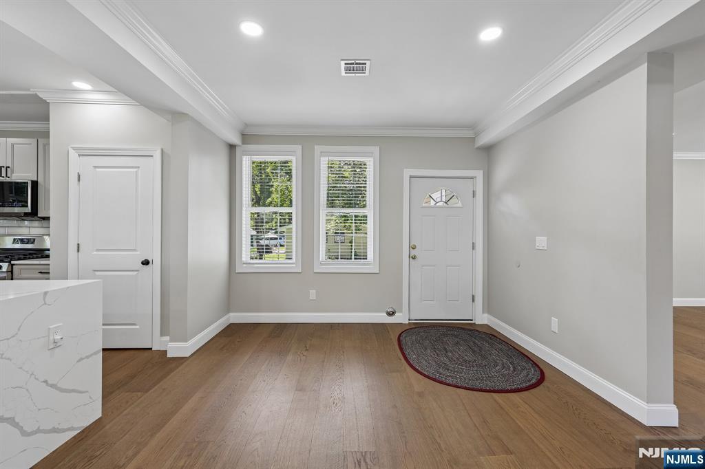 34 Gates Avenue - Photo 4
