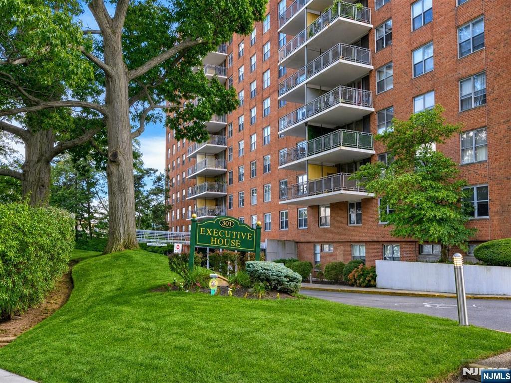 301 Beech Street 11H - Photo 1