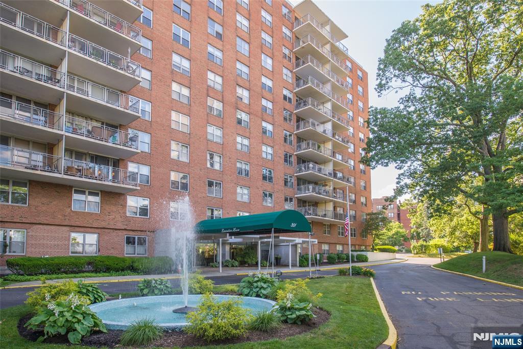 301 Beech Street 11H - Photo 4