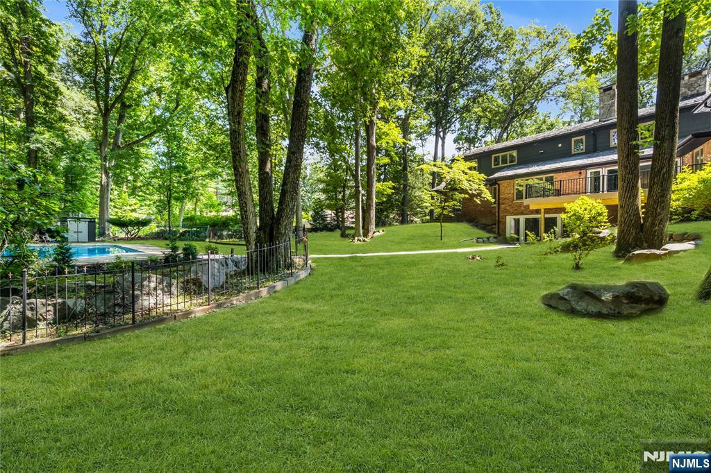 17 Deerhill Drive — photo 41
