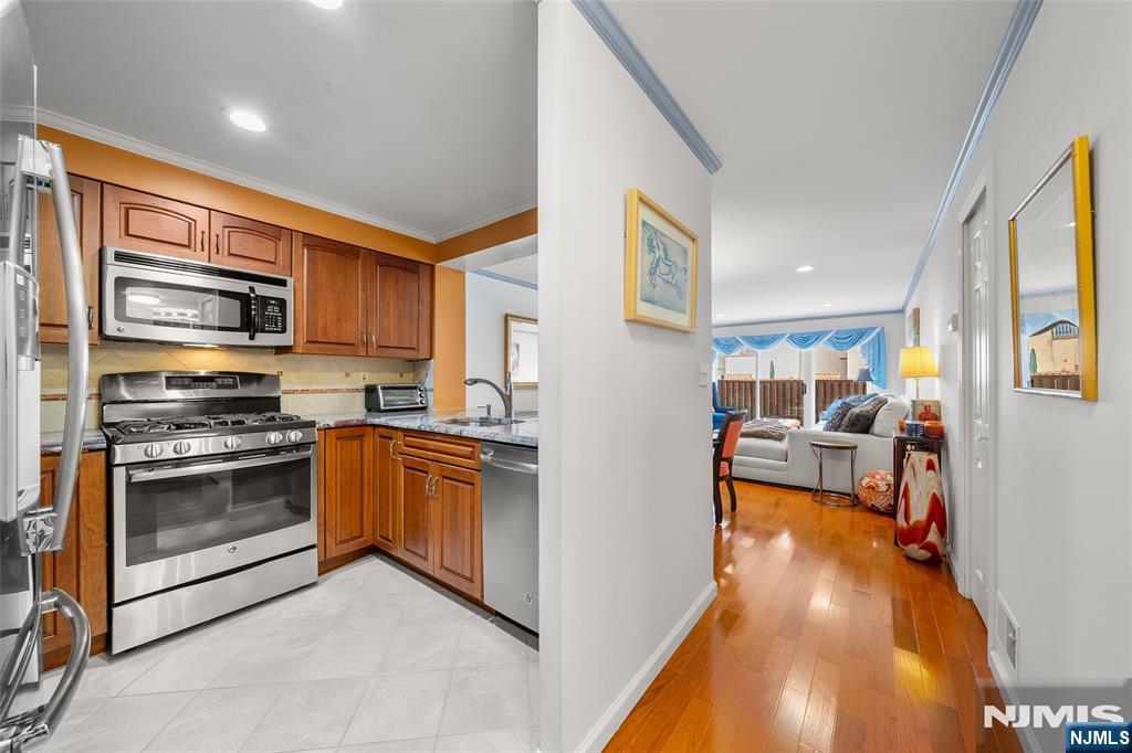 303 Ellery Court 303 - Photo 4