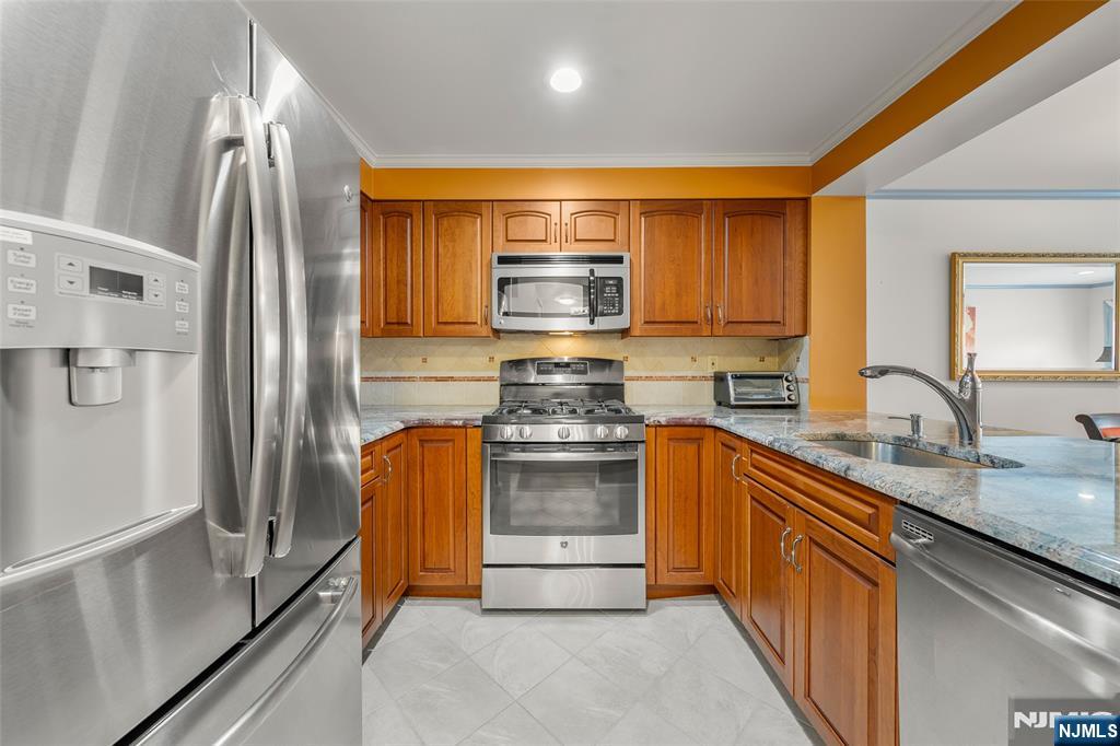 303 Ellery Court 303 - Photo 4
