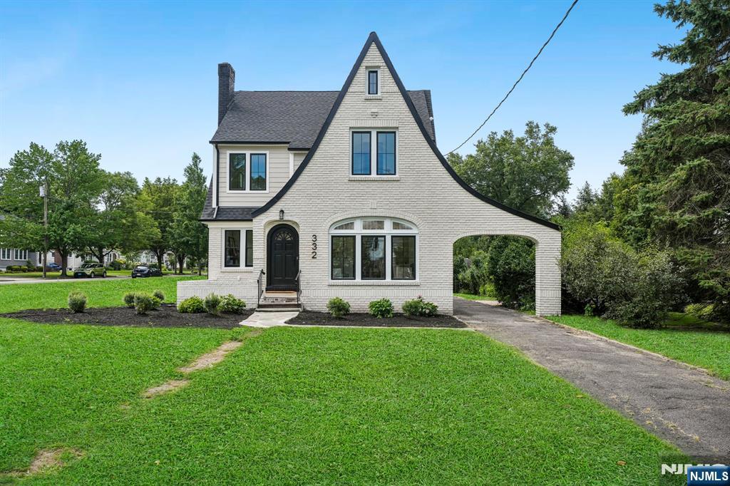 332 Meadowbrook Avenue