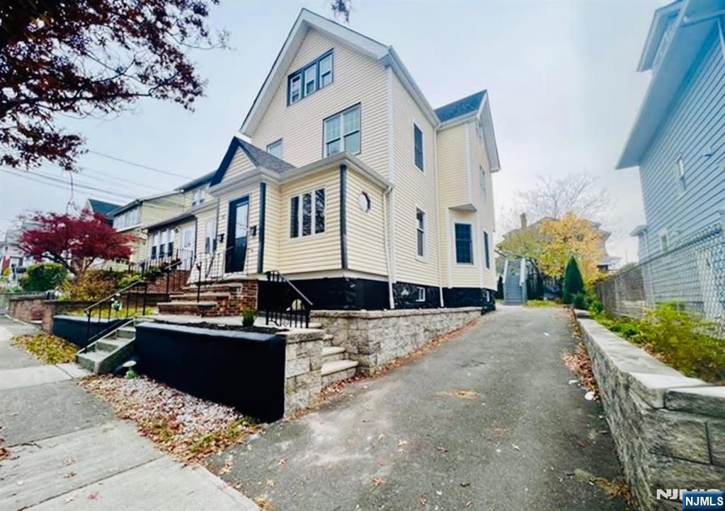66 Washington Pl, East Rutherford, NJ 07073