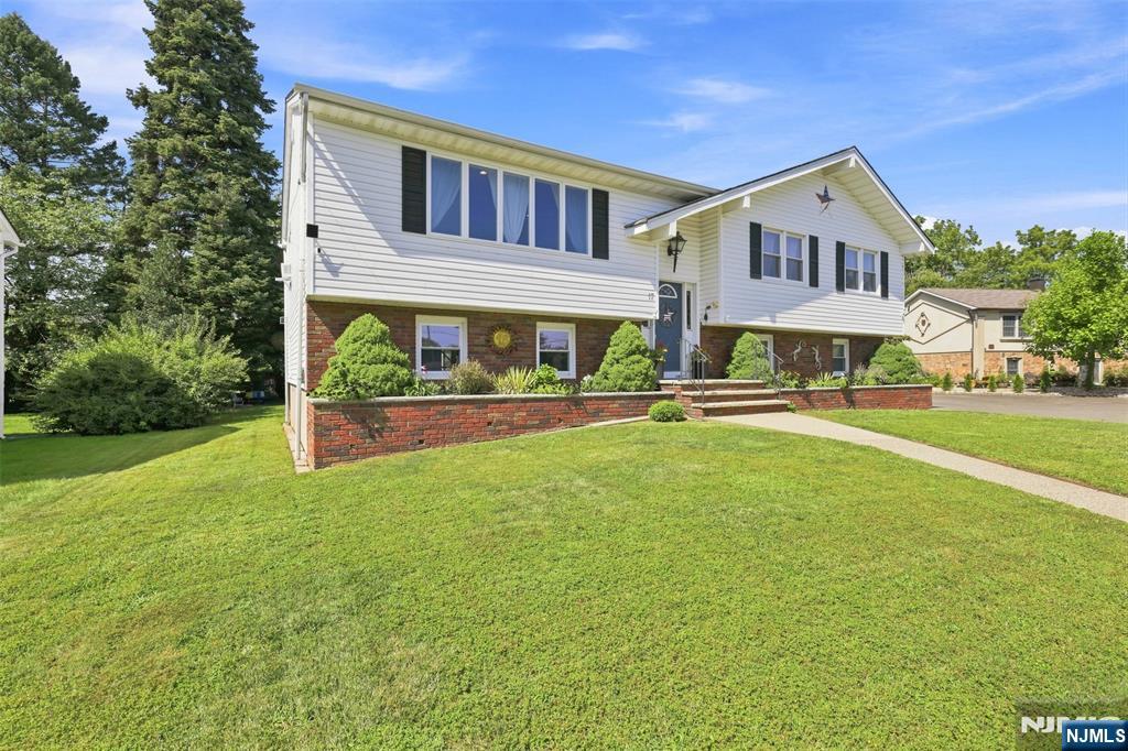 Photo 2 of Single family home for sale at 17 Dando Ct, Clifton, NJ 07013 | MLS# 26031812 | Listing updated on 2026-09-19