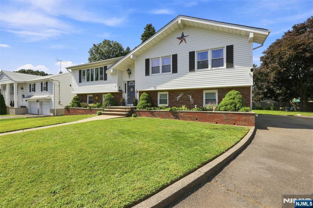 Photo 3 of Single family home for sale at 17 Dando Ct, Clifton, NJ 07013 | MLS# 26031812 | Listing updated on 2026-09-19