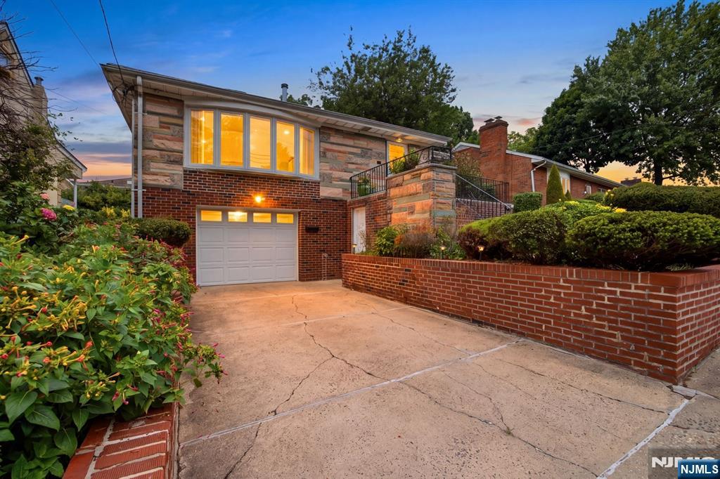 1047 Inwood Terrace - Photo 1