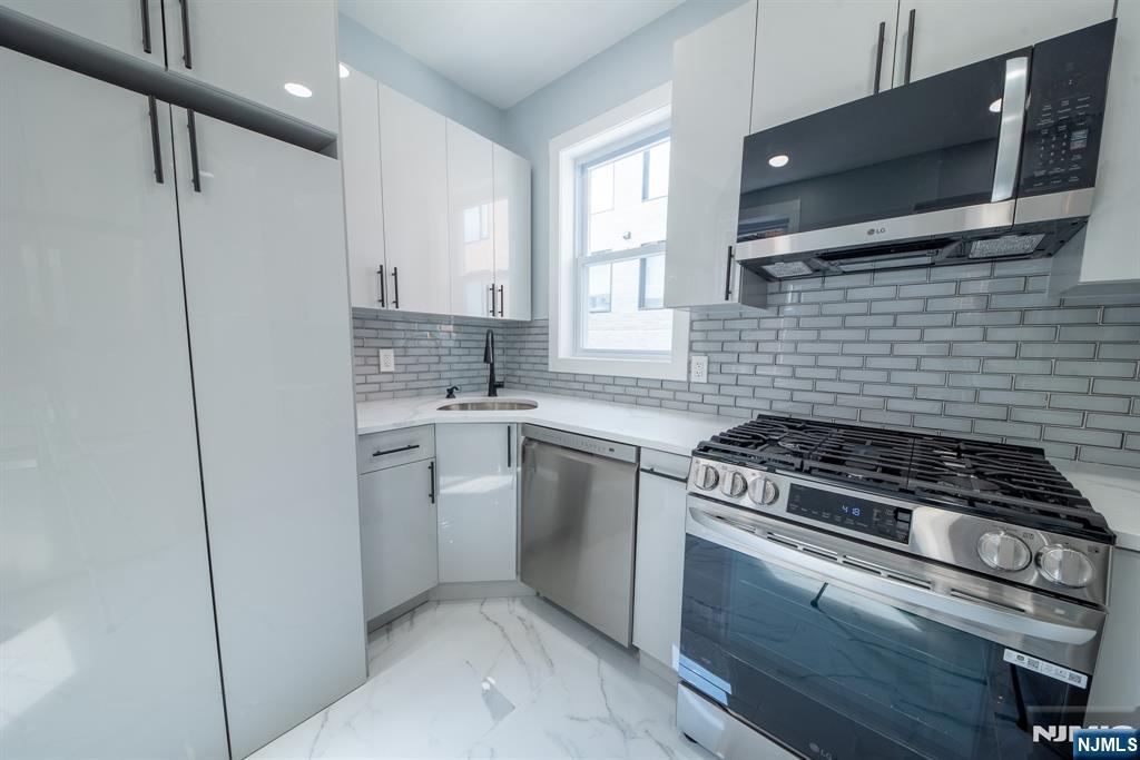 1409 Manhattan Avenue 3 - Photo 4