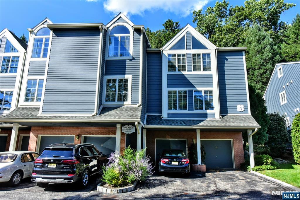 133 Surrey Court - Photo 3