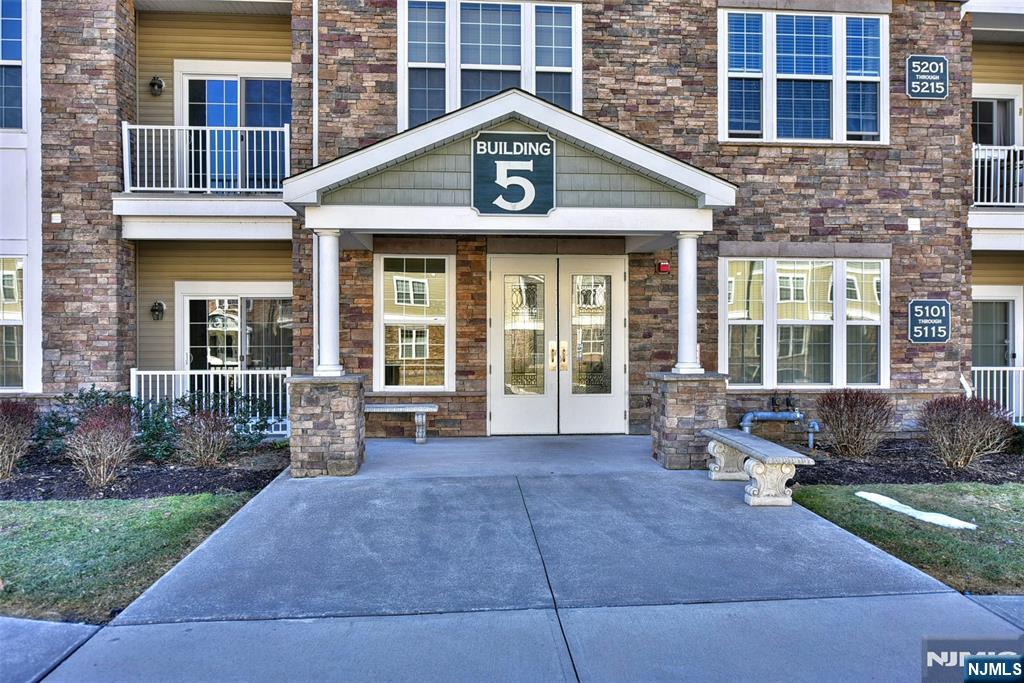5208 Veterans Drive - Photo 2
