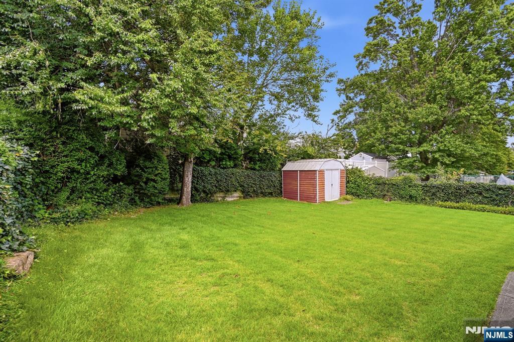 59 17th Ave, Elmwood Park, NJ 07407