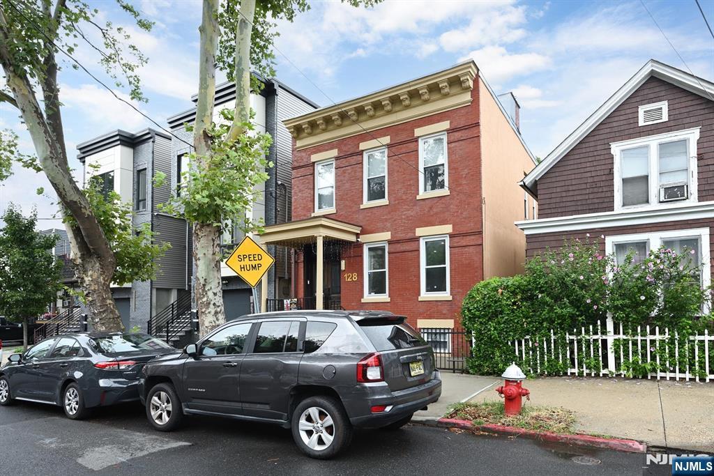128 Sherman Place - Photo 2