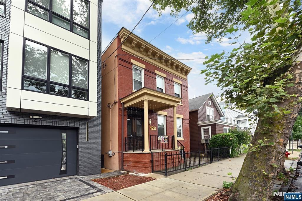 128 Sherman Place - Photo 3