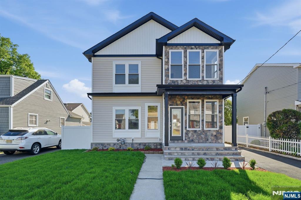 588 Maple Avenue - Photo 2