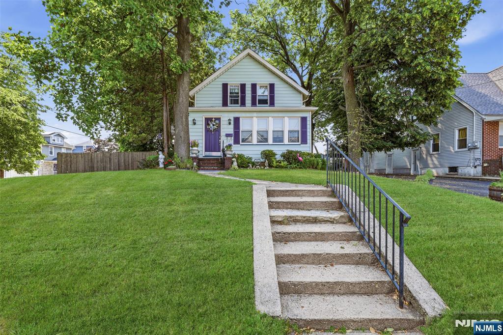 237 Broughton Avenue - Photo 2