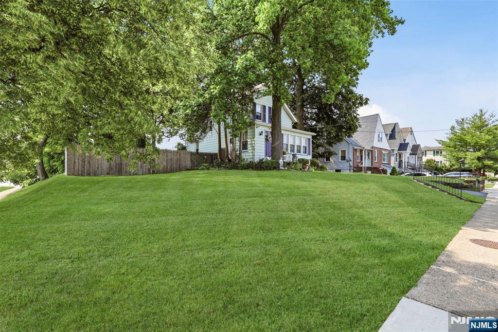 237 Broughton Avenue - Photo 4