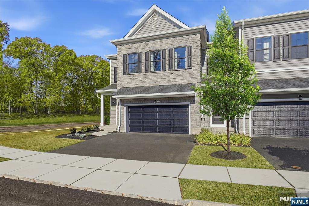 14 Melbourne Dr, Oakland, NJ 07436