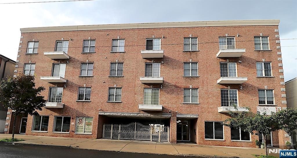 411-419 Chestnut 3C - Photo 1